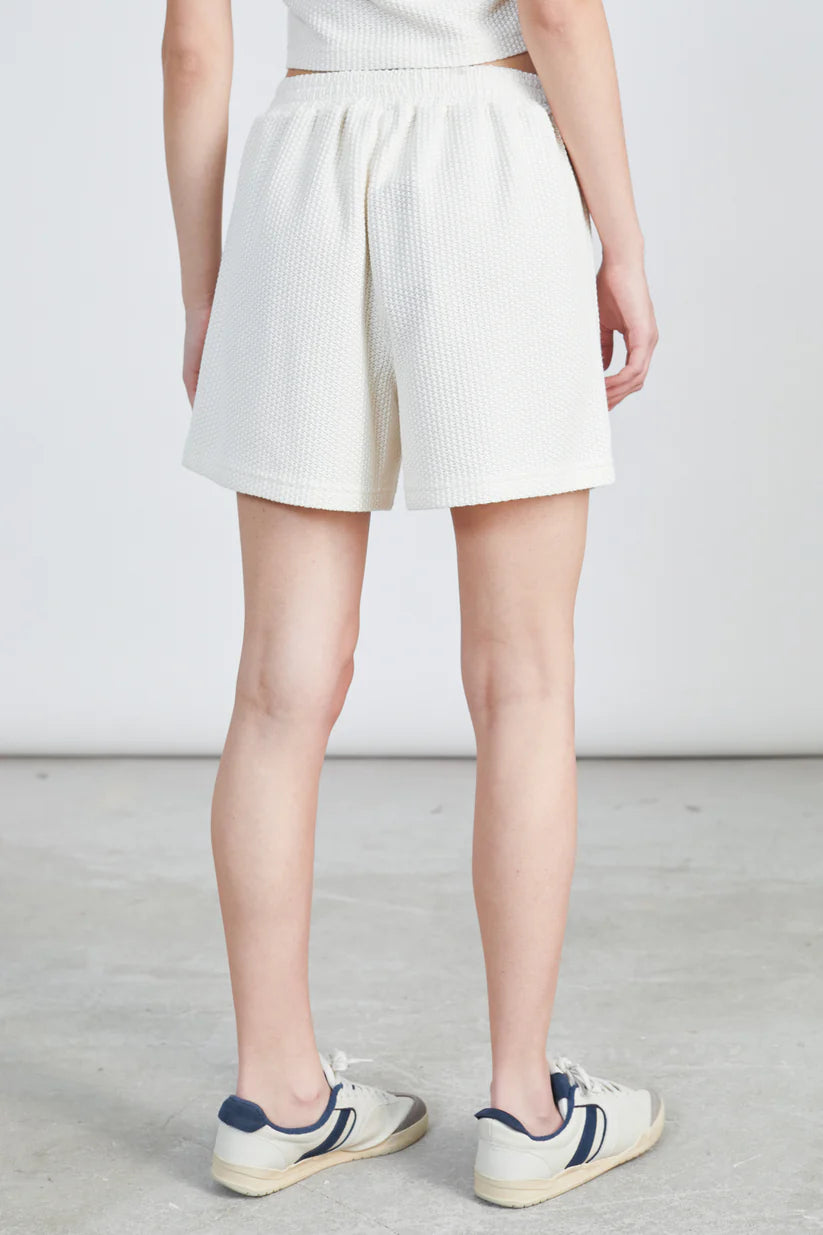 Divertiti con i pantaloncini bianchi lavorati a maglia 24 Colours!