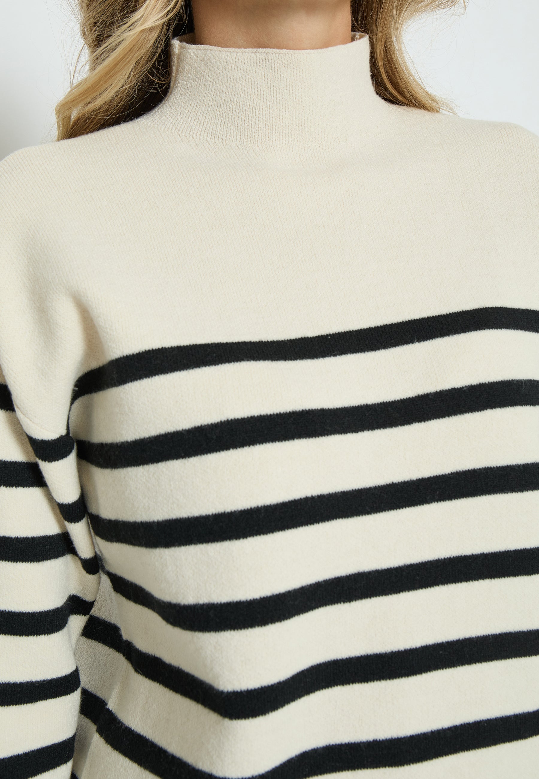 Pullower Desires DSEva GRS High Neck