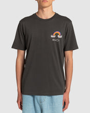 Carica l&#39;immagine nel visualizzatore di Gallery, T-shirt Rvca Andrew Pommier Rainbow Connection